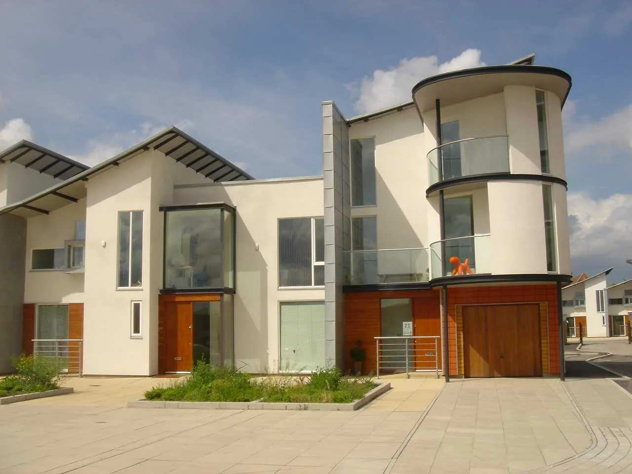 New East Manchester. Double cantilever house types in the first phase. David French Partnership structural engineers
