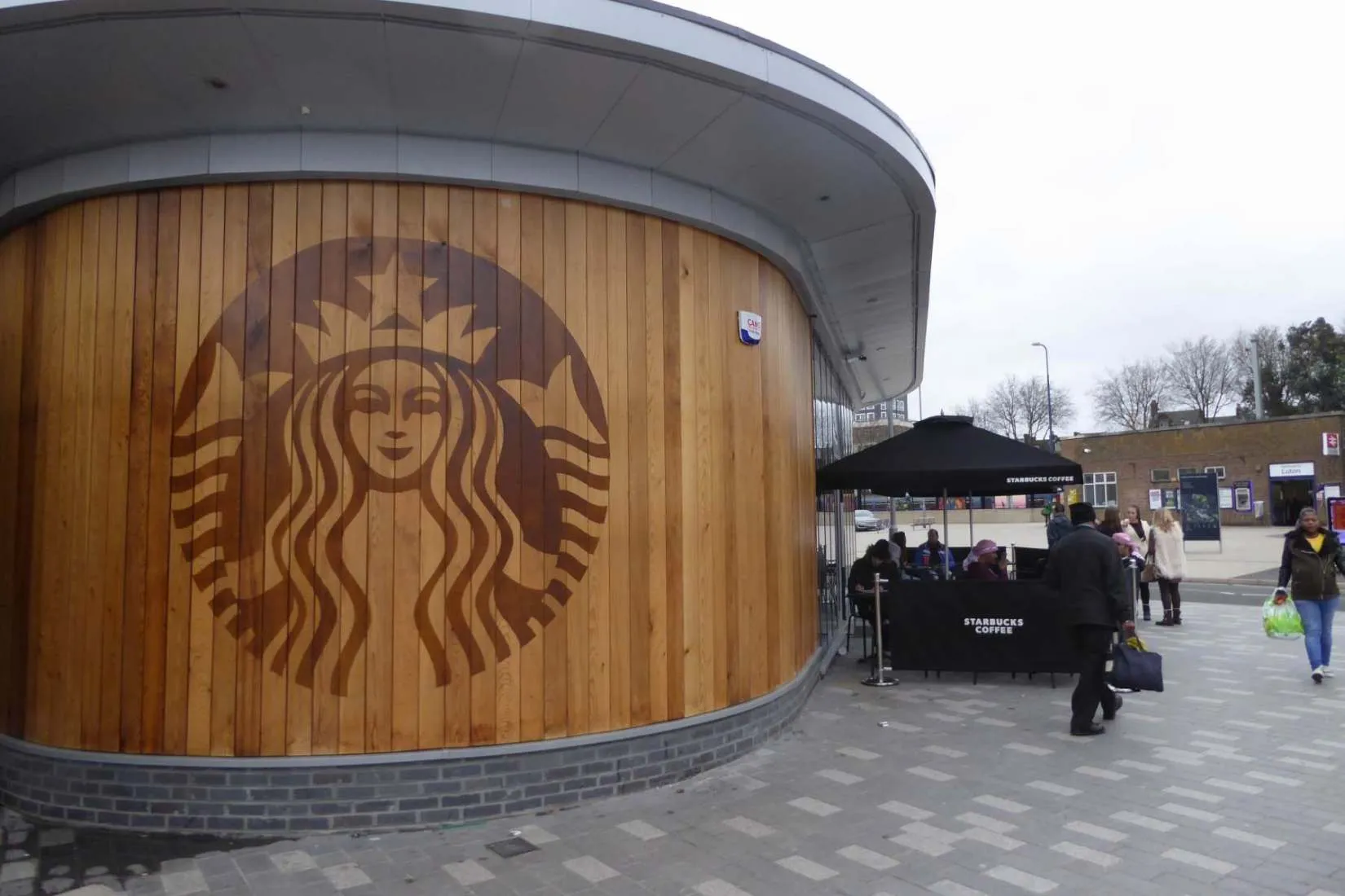 New travel centre beside Luton Railway Station by David French Partnership